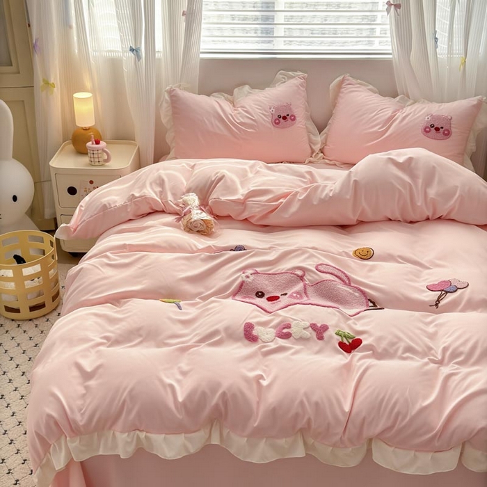 91家纺网 家纺一手货源 找家纺 易禾家纺 2025新品韩系小清新水洗棉毛巾绣露比系列四件套（专版花型） 露比-粉