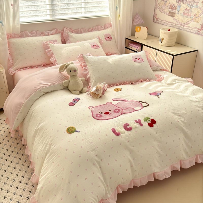 91家纺网 家纺一手货源 找家纺 易禾家纺 2025新品韩系小清新水洗棉毛巾绣露比系列四件套（专版花型） 露比-樱桃粉