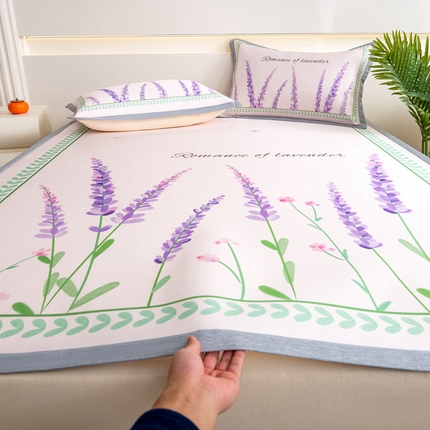 91家纺网 家纺一手货源 找家纺 （总）邵依家纺 2025新款数码印花烫光冰丝席凉席子藤席场景二