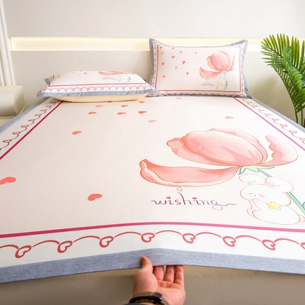 91家纺网 家纺一手货源 找家纺 邵依家纺 2025新款数码印花烫光冰丝席凉席子藤席场景二 开心花朵