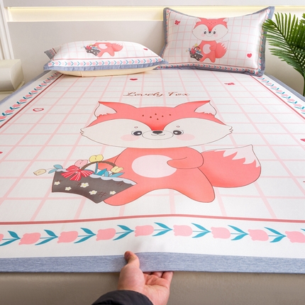 91家纺网 家纺一手货源 找家纺 邵依家纺 2025新款数码印花烫光冰丝席凉席子藤席场景二 爱心狐狸