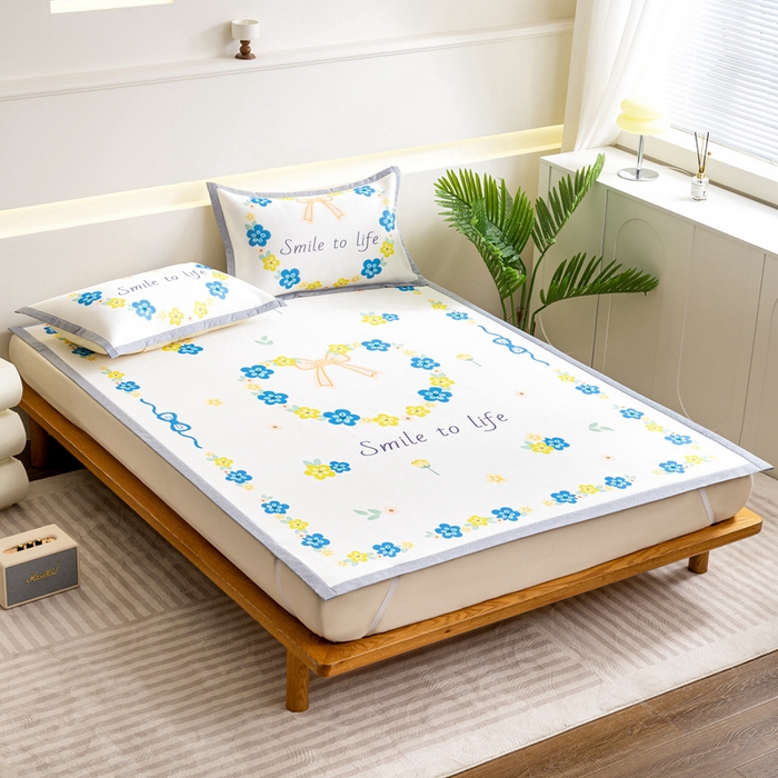 91家纺网 家纺一手货源 找家纺 邵依家纺 2025新款数码印花烫光冰丝席凉席子藤席场景二 蝶恋