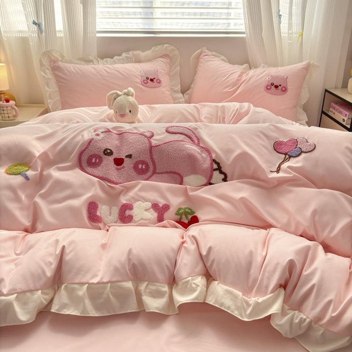 91家纺网 家纺一手货源 找家纺 易禾家纺 2025新品韩系小清新水洗棉毛巾绣露比系列四件套（专版花型） 露比-粉