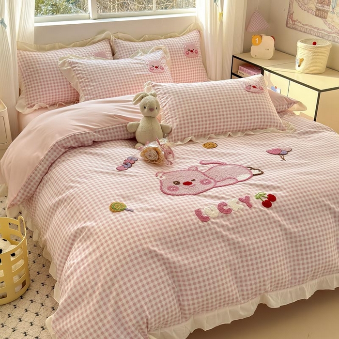 91家纺网 家纺一手货源 找家纺 易禾家纺 2025新品韩系小清新水洗棉毛巾绣露比系列四件套（专版花型） 露比-粉格