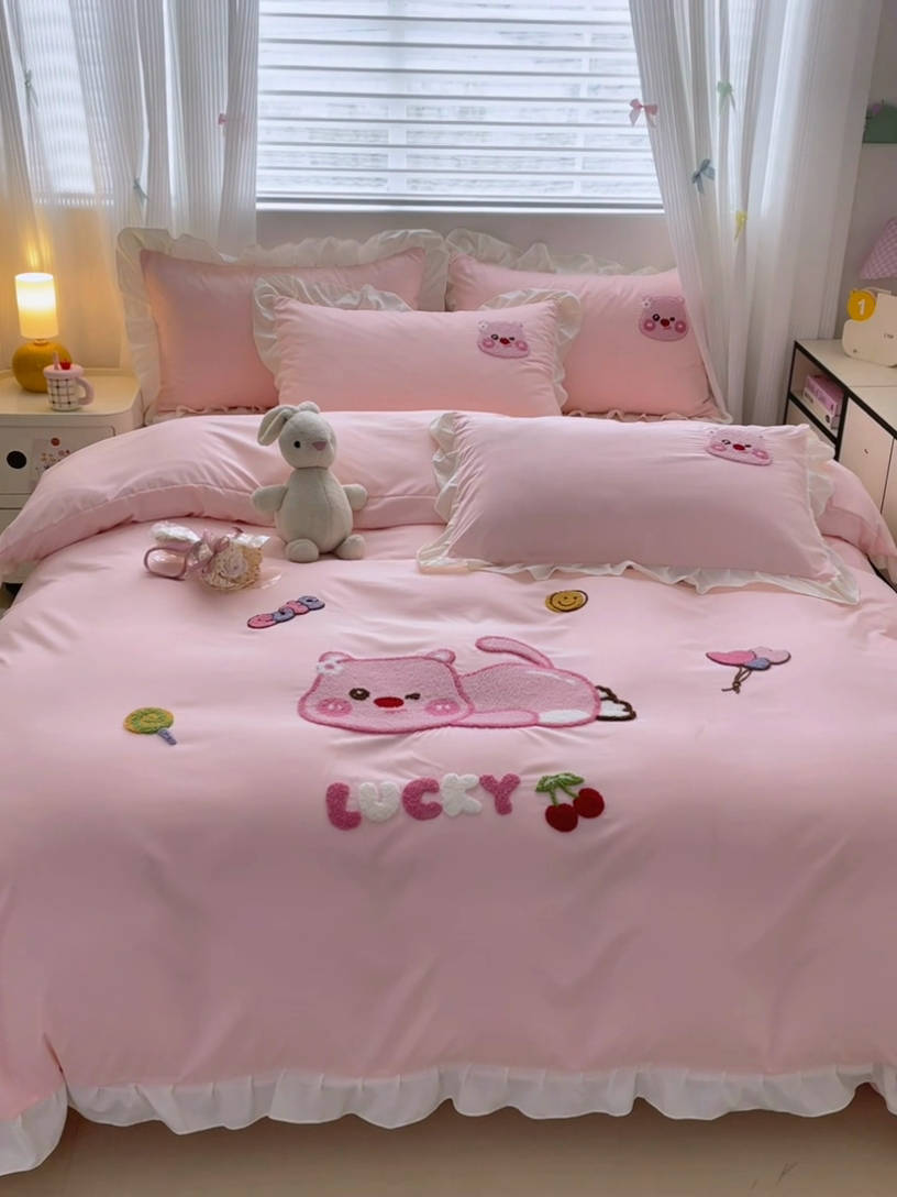 91家纺网 家纺一手货源 找家纺 易禾家纺 2025新品韩系小清新水洗棉毛巾绣露比系列四件套（专版花型） 露比-粉