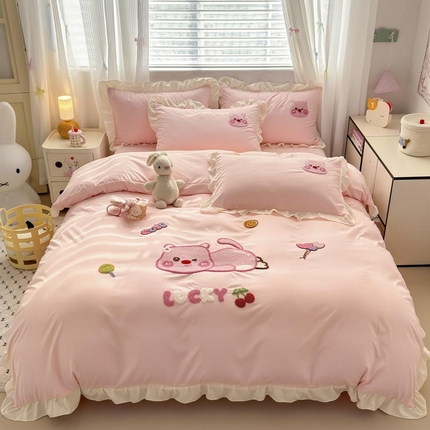 91家纺网 家纺一手货源 找家纺 （总）易禾家纺 2025新品韩系小清新水洗棉毛巾绣露比系列四件套（专版花型）