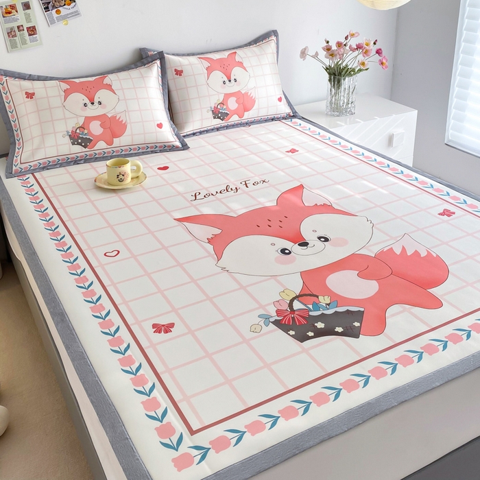 91家纺网 家纺一手货源 找家纺 邵依  2025新款数码印花烫光冰丝席凉席子藤席 爱心狐狸