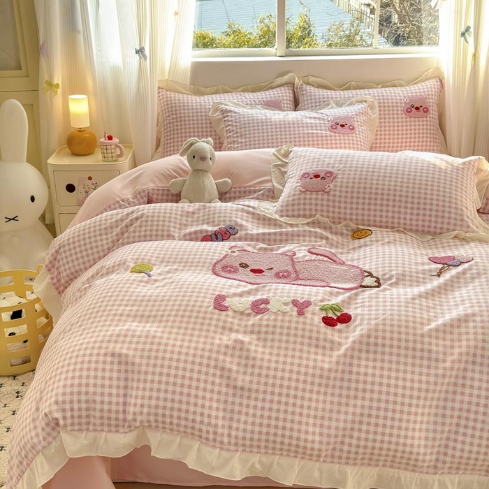 91家纺网 家纺一手货源 找家纺 易禾家纺 2025新品韩系小清新水洗棉毛巾绣露比系列四件套（专版花型） 露比-粉格