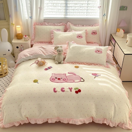 91家纺网 家纺一手货源 找家纺 （总）易禾家纺 2025新品韩系小清新水洗棉毛巾绣露比系列四件套（专版花型）