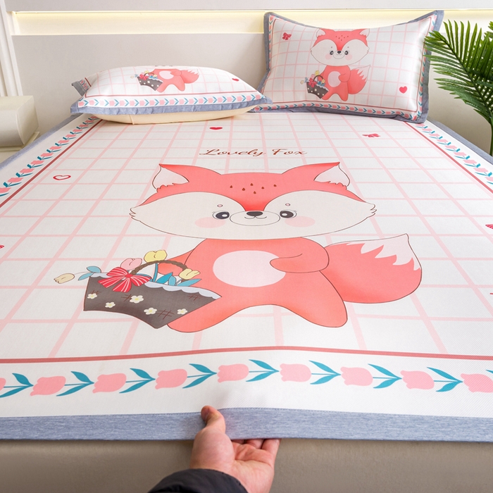 91家纺网 家纺一手货源 找家纺 邵依家纺 2025新款数码印花烫光冰丝席凉席子藤席场景二 爱心狐狸