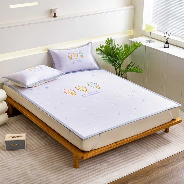 91家纺网 家纺一手货源 找家纺 邵依家纺 2025新款数码印花烫光冰丝席凉席子藤席场景二 冰激凌