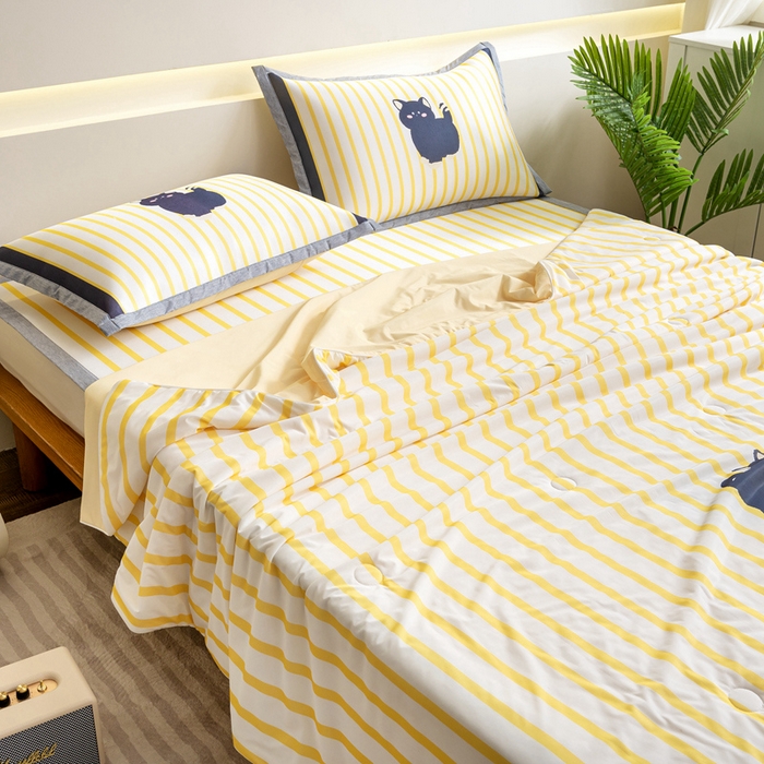 91家纺网 家纺一手货源 找家纺 邵依家纺 2025新款数码印花烫光冰丝席凉席子藤席场景二 调皮花猫