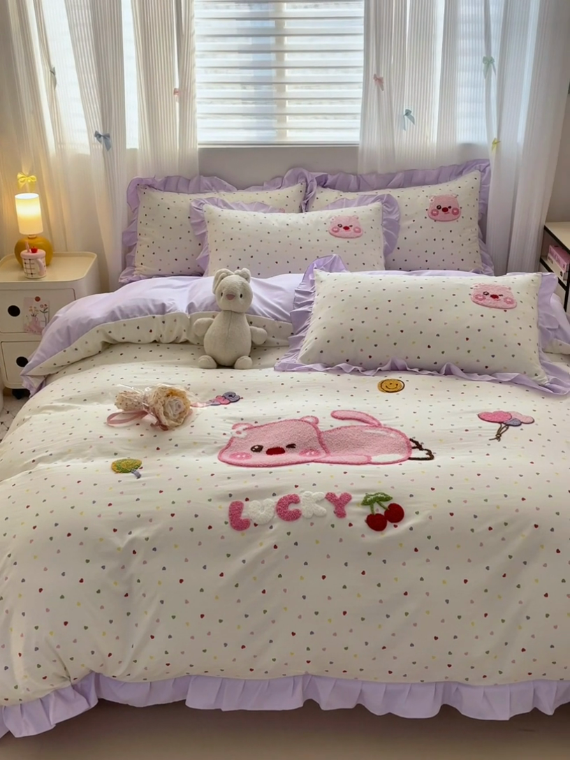 91家纺网 家纺一手货源 找家纺 易禾家纺 2025新品韩系小清新水洗棉毛巾绣露比系列四件套（专版花型） 露比-爱心紫