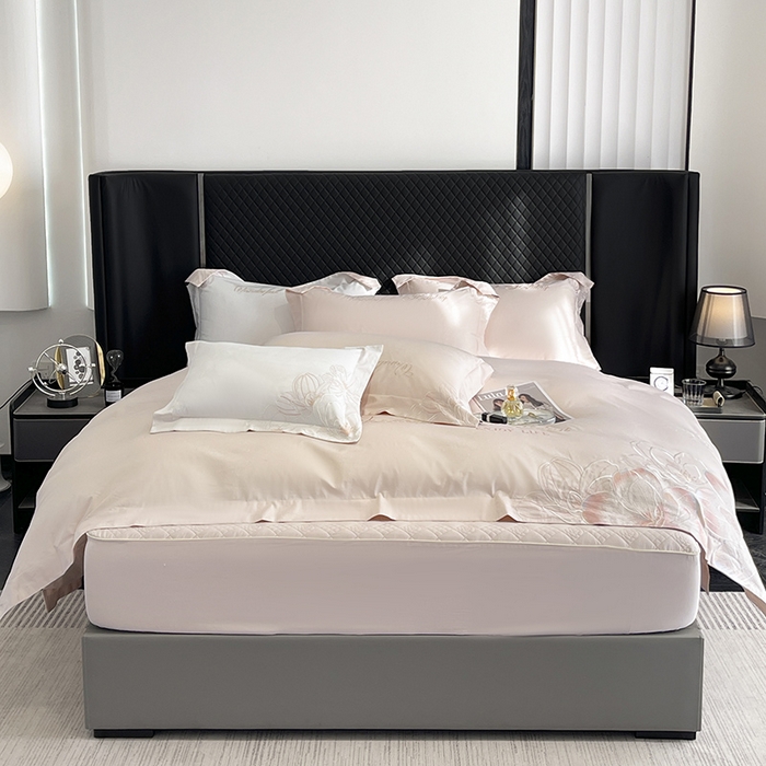 91家纺网 家纺一手货源 找家纺 2025新款轻奢风A类100支长绒棉四件套全棉纯棉重工刺绣床单床笠夹棉床笠床盖款高端床上用品-星慕 颜粉