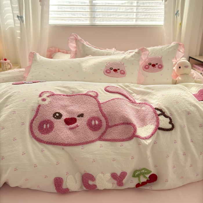 91家纺网 家纺一手货源 找家纺 易禾家纺 2025新品韩系小清新水洗棉毛巾绣露比系列四件套（专版花型） 露比-樱桃粉