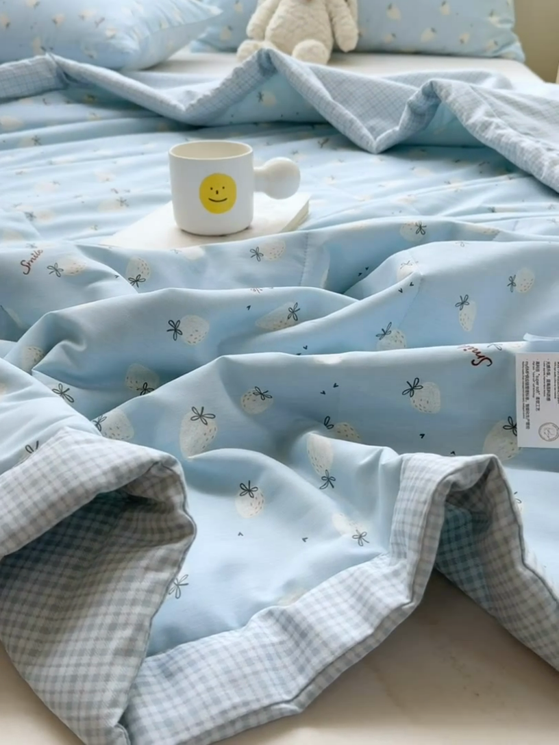 91家纺网 家纺一手货源 找家纺 憨豆家纺 2025新款双面全棉夏被可机洗小清新纯棉夏被薄被芯空调被子夏凉被 草莓果园-蓝