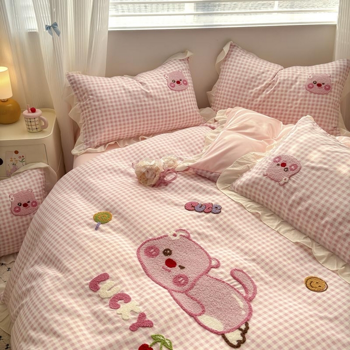 91家纺网 家纺一手货源 找家纺 易禾家纺 2025新品韩系小清新水洗棉毛巾绣露比系列四件套（专版花型） 露比-粉格