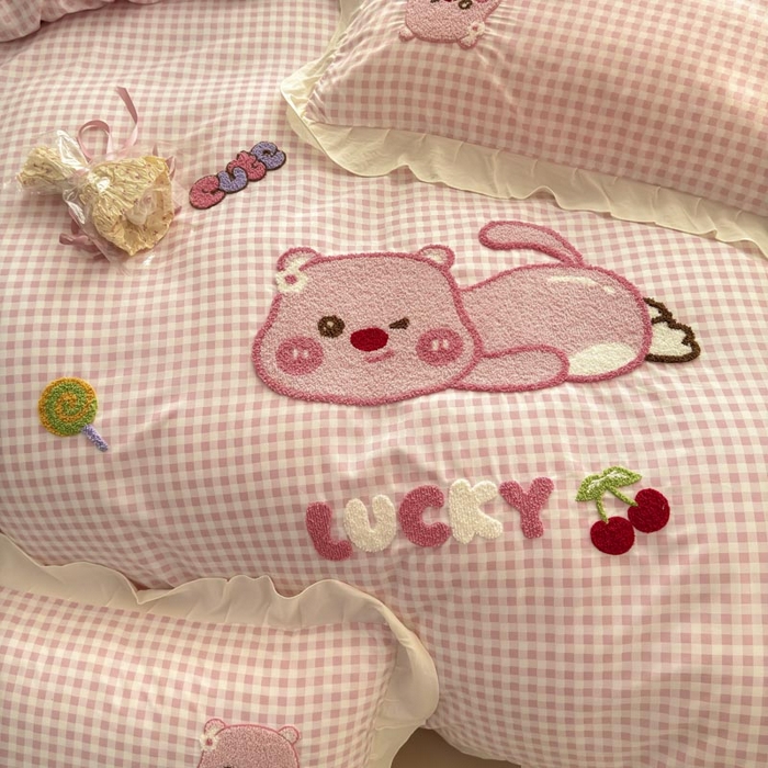 91家纺网 家纺一手货源 找家纺 易禾家纺 2025新品韩系小清新水洗棉毛巾绣露比系列四件套（专版花型） 露比-粉格