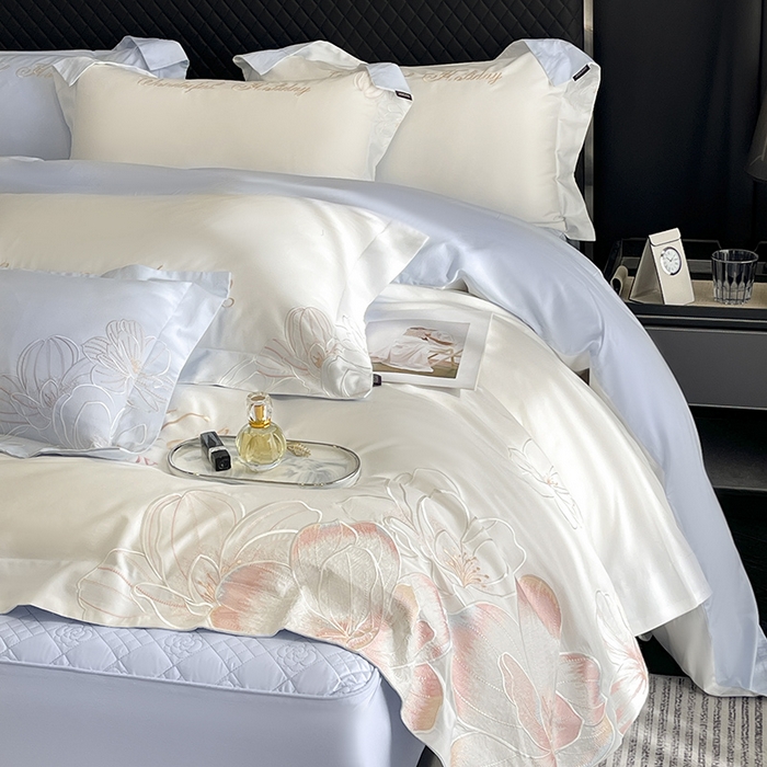 91家纺网 家纺一手货源 找家纺 2025新款轻奢风A类100支长绒棉四件套全棉纯棉重工刺绣床单床笠夹棉床笠床盖款高端床上用品-星慕 白蓝