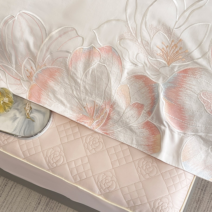 91家纺网 家纺一手货源 找家纺 2025新款轻奢风A类100支长绒棉四件套全棉纯棉重工刺绣床单床笠夹棉床笠床盖款高端床上用品-星慕 白粉