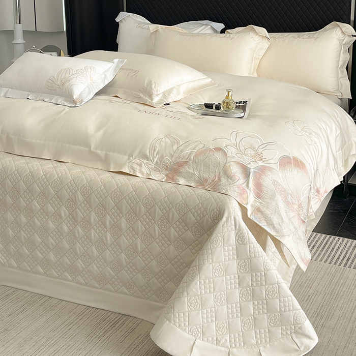 91家纺网 家纺一手货源 找家纺 2025新款轻奢风A类100支长绒棉四件套全棉纯棉重工刺绣床单床笠夹棉床笠床盖款高端床上用品-星慕 奶玉