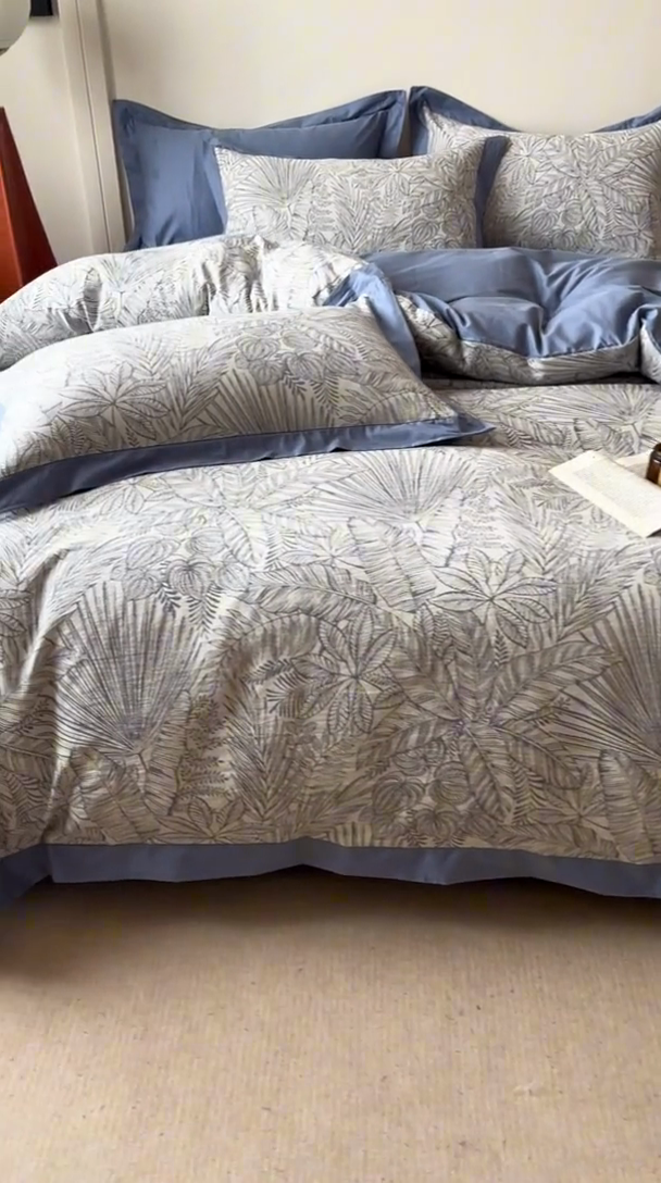 91家纺网 家纺一手货源 找家纺 简宜家居（朝初家纺） 2025新款全棉宽边三层纱提花四件套 叶韵-牛仔蓝