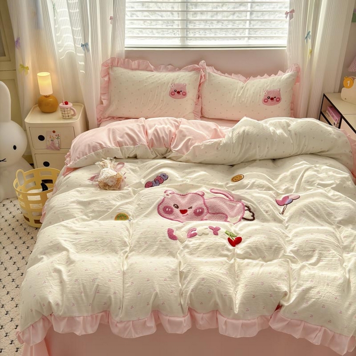 91家纺网 家纺一手货源 找家纺 （总）易禾家纺 2025新品韩系小清新水洗棉毛巾绣露比系列四件套（专版花型）