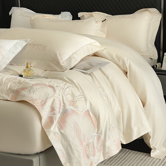 91家纺网 家纺一手货源 找家纺 2025新款轻奢风A类100支长绒棉四件套全棉纯棉重工刺绣床单床笠夹棉床笠床盖款高端床上用品-星慕 奶玉