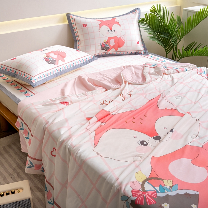 91家纺网 家纺一手货源 找家纺 邵依家纺 2025新款数码印花烫光冰丝席凉席子藤席场景二 爱心狐狸