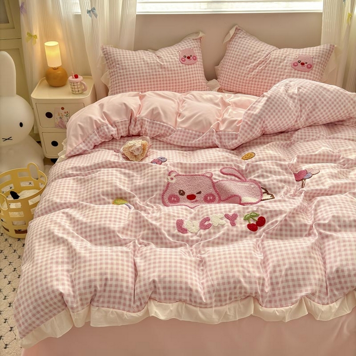 91家纺网 家纺一手货源 找家纺 易禾家纺 2025新品韩系小清新水洗棉毛巾绣露比系列四件套（专版花型） 露比-粉格