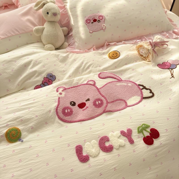 91家纺网 家纺一手货源 找家纺 易禾家纺 2025新品韩系小清新水洗棉毛巾绣露比系列四件套（专版花型） 露比-樱桃粉