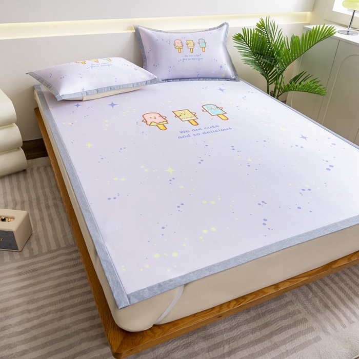 91家纺网 家纺一手货源 找家纺 邵依家纺 2025新款数码印花烫光冰丝席凉席子藤席场景二 冰激凌