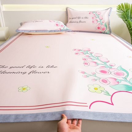 91家纺网 家纺一手货源 找家纺 （总）邵依家纺 2025新款数码印花烫光冰丝席凉席子藤席场景二