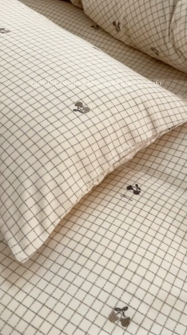 91家纺网 家纺一手货源 找家纺 卢赛尔 2025新款AA版有氧针织双层纱印花四件套 可乐熊