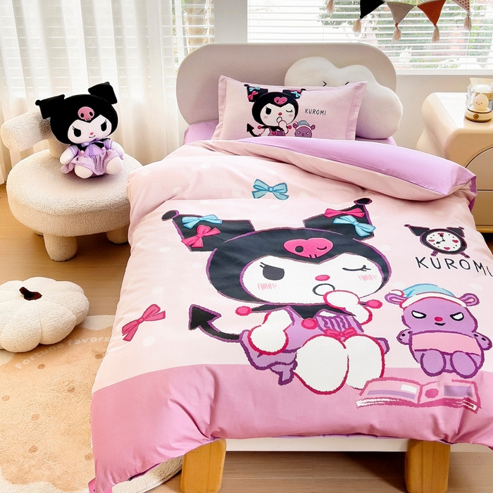 91家纺网 家纺一手货源 找家纺 乐秀家纺 2025新款全棉A类大版定位幼儿园被子三件套卡通三丽鸥被套被芯六件套   时光库洛米