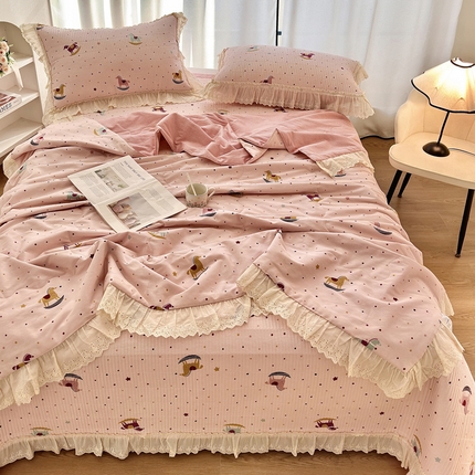 91家纺网 家纺一手货源 找家纺 尊妙被业 2025春夏新款全棉纯棉印花法式花边夏被夏凉被空调被夏被 快乐木马-粉