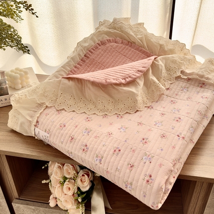 91家纺网 家纺一手货源 找家纺 2025春夏新款全棉纯棉印花法式花边床盖三件套 瑶香私语-粉花边床盖