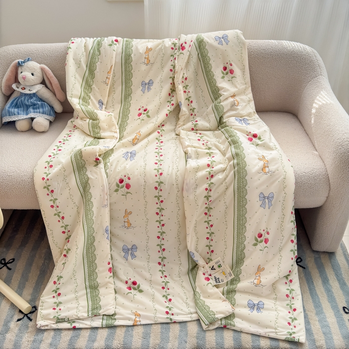 91家纺网 家纺一手货源 找家纺 木堇家居 25年春夏卡通小清新针织棉10%大豆夏被（长期款） 花藤草莓兔-夏