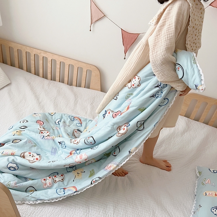 91家纺网 家纺一手货源 找家纺 心卓婴童馆 2025新款A类针织棉被芯—儿童图 彩虹熊蓝