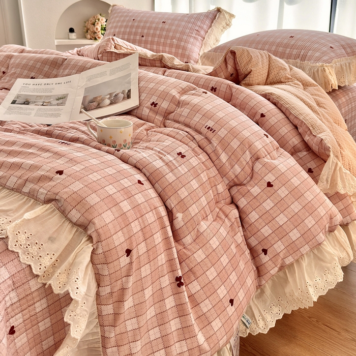 91家纺网 家纺一手货源 找家纺 尊妙被业 2025春夏新款全棉纯棉印花法式花边春秋被可机洗 可可甜心-粉