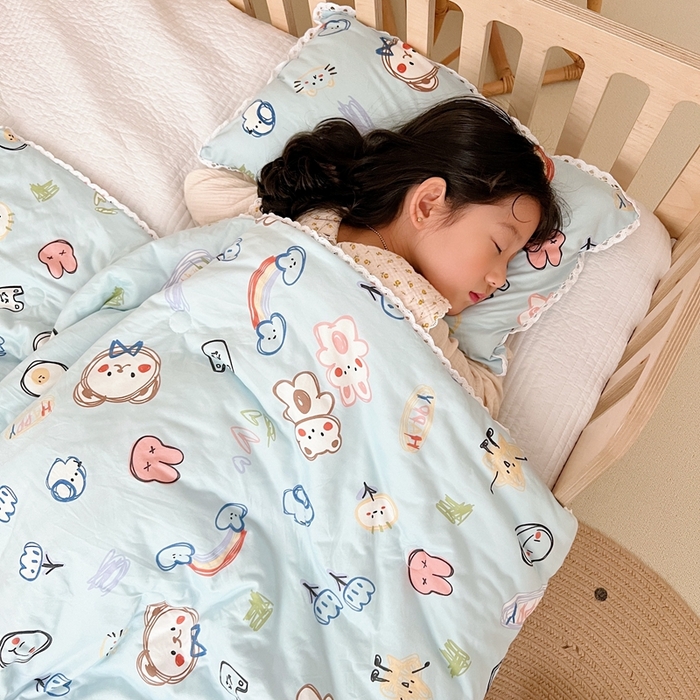 91家纺网 家纺一手货源 找家纺 心卓婴童馆 2025新款A类针织棉被芯—儿童图 彩虹熊蓝