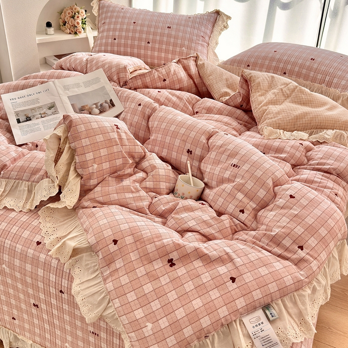 91家纺网 家纺一手货源 找家纺 尊妙被业 2025春夏新款全棉纯棉印花法式花边春秋被可机洗 可可甜心-粉