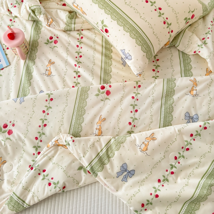 91家纺网 家纺一手货源 找家纺 木堇家居 25年春夏卡通小清新针织棉10%大豆夏被（长期款） 花藤草莓兔-夏