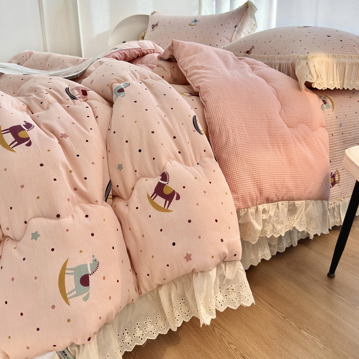 91家纺网 家纺一手货源 找家纺 尊妙被业 2025春夏新款全棉纯棉印花法式花边春秋被可机洗 快乐木马-粉