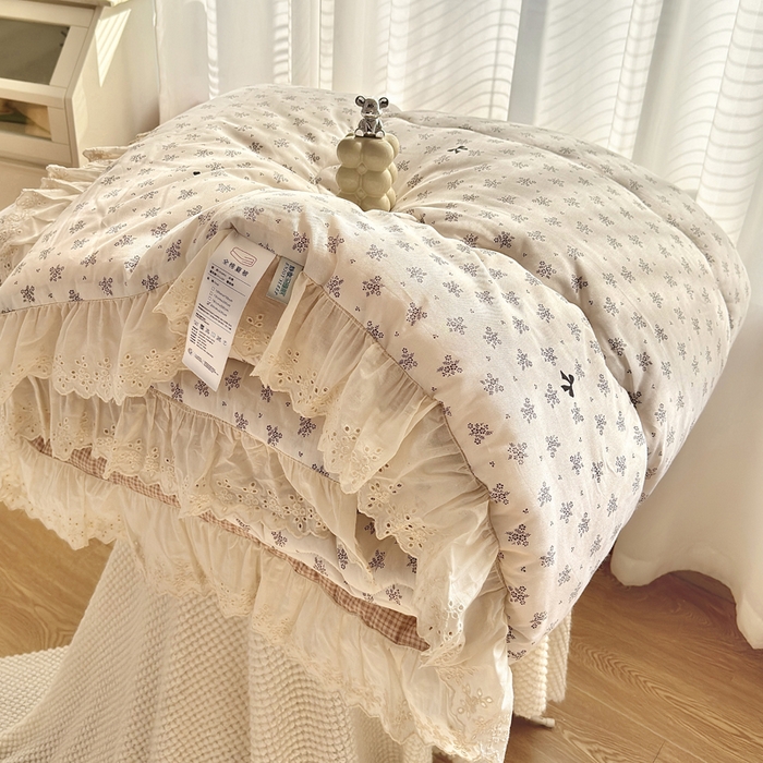 91家纺网 家纺一手货源 找家纺 尊妙被业 2025春夏新款全棉纯棉印花法式花边春秋被可机洗 幻蝶