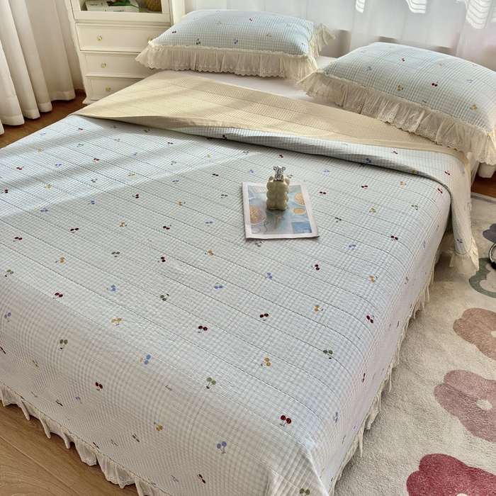 91家纺网 家纺一手货源 找家纺 2025春夏新款全棉纯棉印花法式花边床盖三件套 清甜蜜果-蓝花边床盖