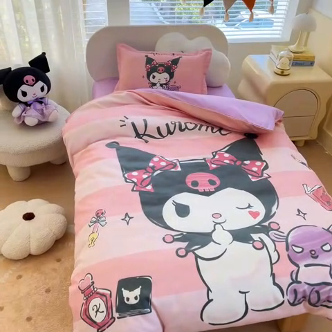 91家纺网 家纺一手货源 找家纺 乐秀家纺 2025新款全棉A类大版定位幼儿园被子三件套卡通三丽鸥被套被芯六件套   条纹库洛米