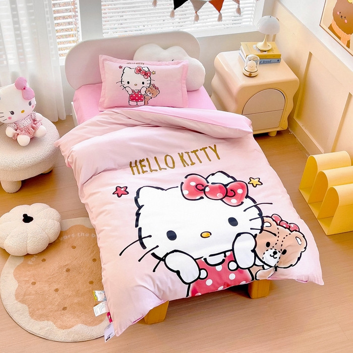 91家纺网 家纺一手货源 找家纺 乐秀家纺 2025新款全棉A类大版定位幼儿园被子三件套卡通三丽鸥被套被芯六件套   小熊KT