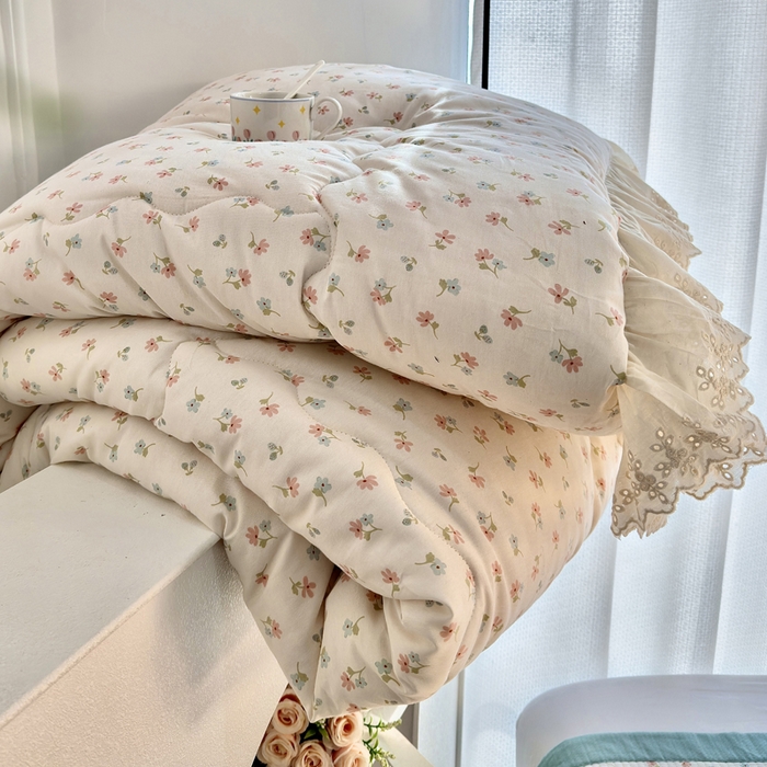 91家纺网 家纺一手货源 找家纺 尊妙被业 2025春夏新款全棉纯棉印花法式花边春秋被可机洗 花仙子-粉