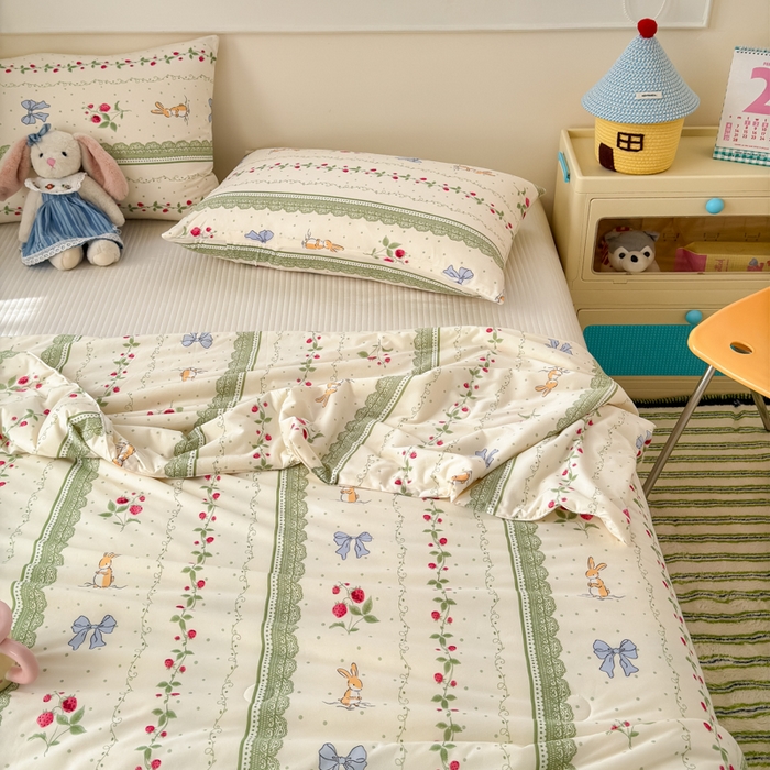 91家纺网 家纺一手货源 找家纺 木堇家居 25年春夏卡通小清新针织棉10%大豆夏被（长期款） 花藤草莓兔-夏